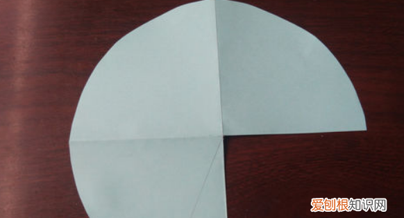 如何用纸折出圆锥形，怎么用纸做一个圆锥体