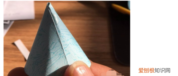如何用纸折出圆锥形，怎么用纸做一个圆锥体
