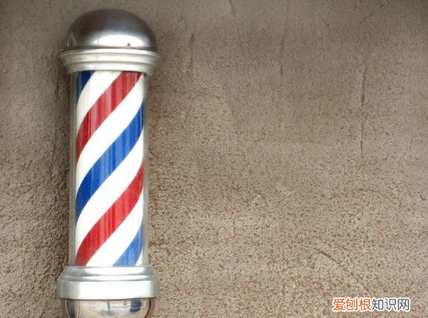 理发店门口的旋转灯叫什么，理发店门口为什么有那个转的东西