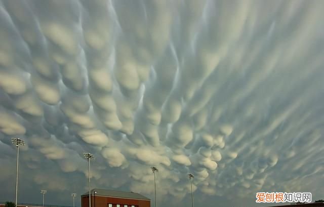 高纬度地区云层的分布规律 为什么低纬度地区云层比较厚