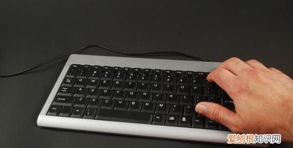 数学大括号在电脑上怎么打,在电脑上该怎么才能打大括号