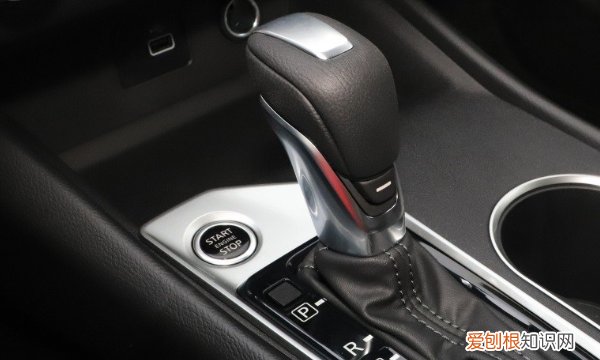 电子手刹正确起步方法