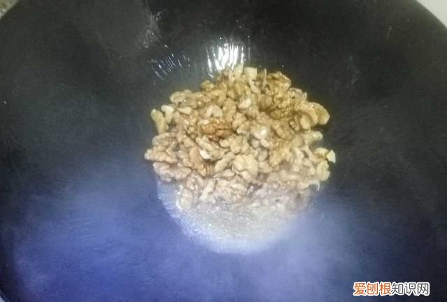 核桃仁炒青椒的功效 核桃炒青椒的做法