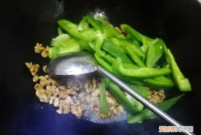 核桃仁炒青椒的功效 核桃炒青椒的做法