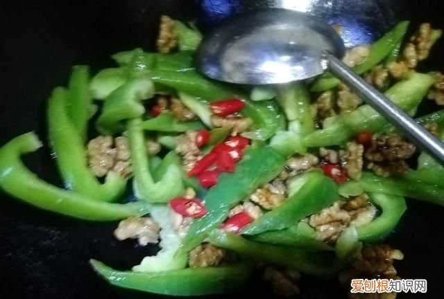 核桃仁炒青椒的功效 核桃炒青椒的做法