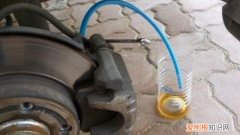 刹车泵怎么放气视频，刹车分泵换完怎么排气