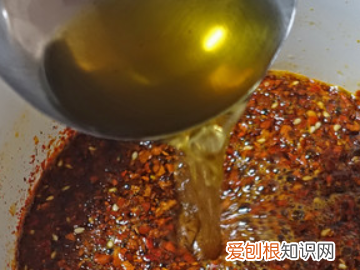 红油用几种香料最香，红油的8种香料的配方是怎么样的呢