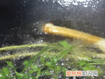 红油用几种香料最香，红油的8种香料的配方是怎么样的呢