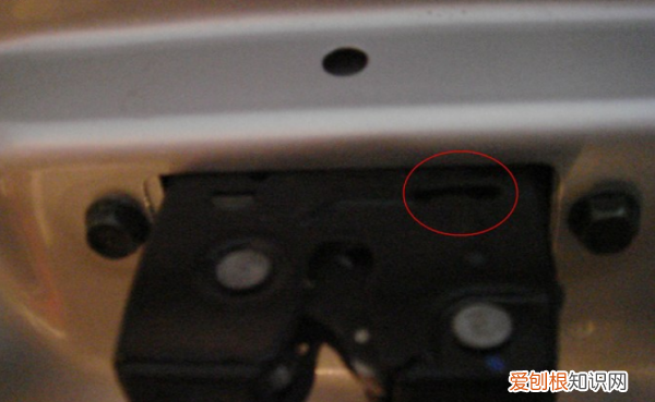 逍客后备箱在车里面怎么自动打开