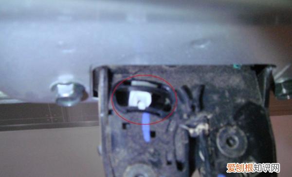 逍客后备箱在车里面怎么自动打开