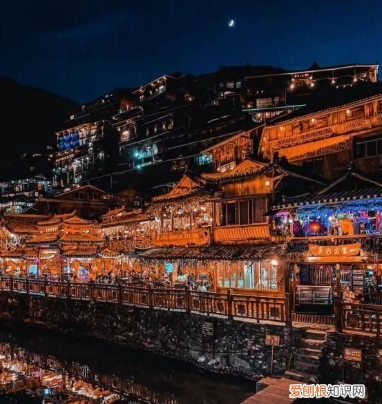 中国苗族第一寨西江千户苗寨,坐落在