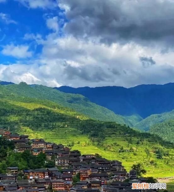 中国苗族第一寨西江千户苗寨,坐落在