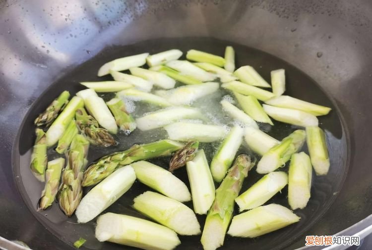 炒芦笋要焯水吗窍门，炒芦笋要焯水为什么需要焯水
