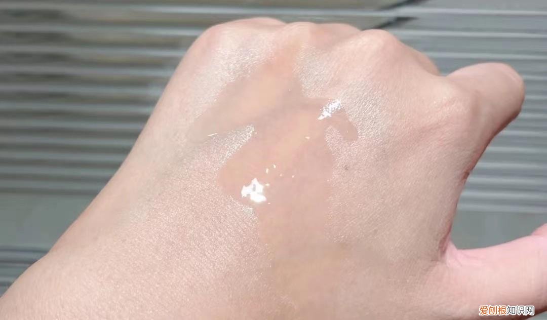 女人不管什么肤质,功效护肤品别乱用,这5款精华才是物超所值