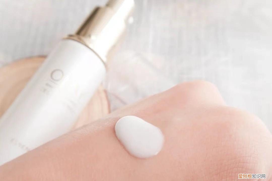 女人不管什么肤质,功效护肤品别乱用,这5款精华才是物超所值