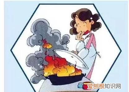 油锅起火时不正确的灭火方法是，油锅过热容易着火正确的做法是