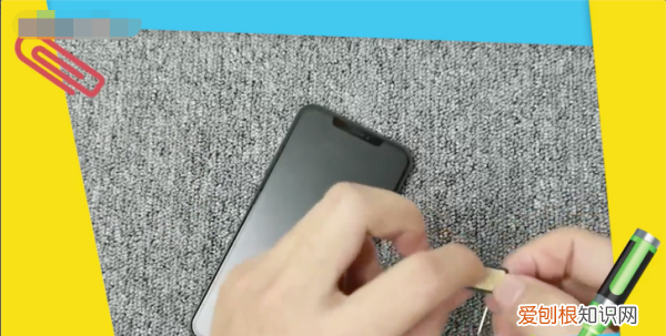 苹果2插卡在哪里，iPhone2张卡怎么设置