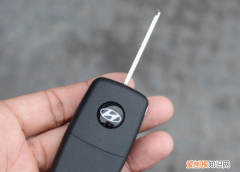 汽车遥控器开锁键失灵怎么处理，汽车遥控钥匙按键不灵敏如何处理