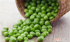 雌雄配子数量相等，在孟德尔的具有两对相对性状的遗传实验中