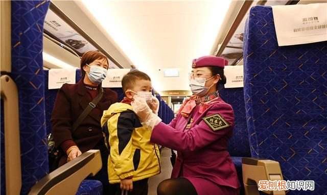 高铁怎么更换口罩,高铁乘务员戴的什么型号口罩