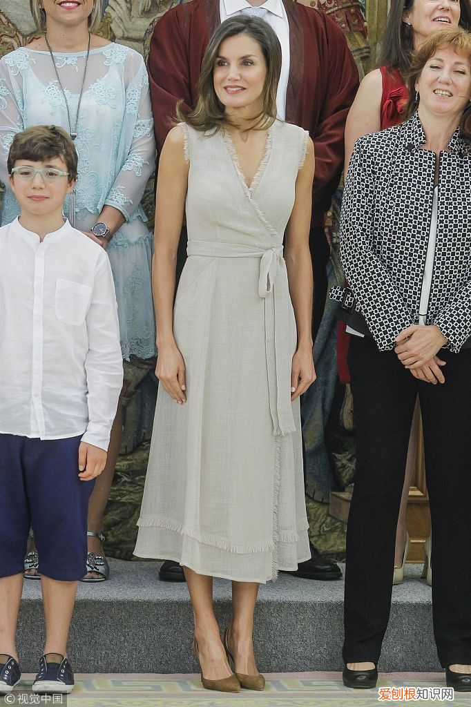 建议中年女人：夏季穿衣，一定要有这三处留白