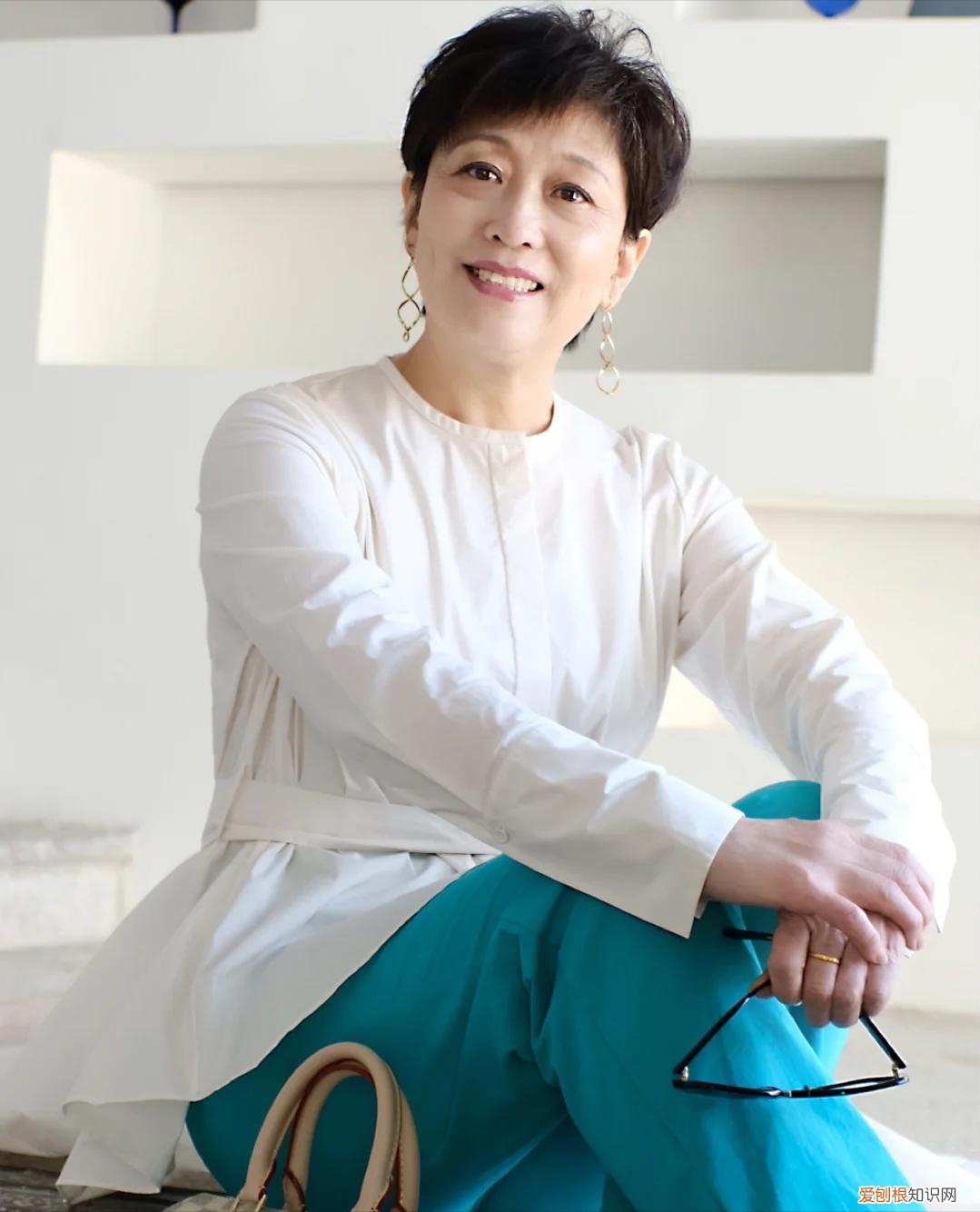 建议中年女人:夏季穿衣,一定要有这三处留白