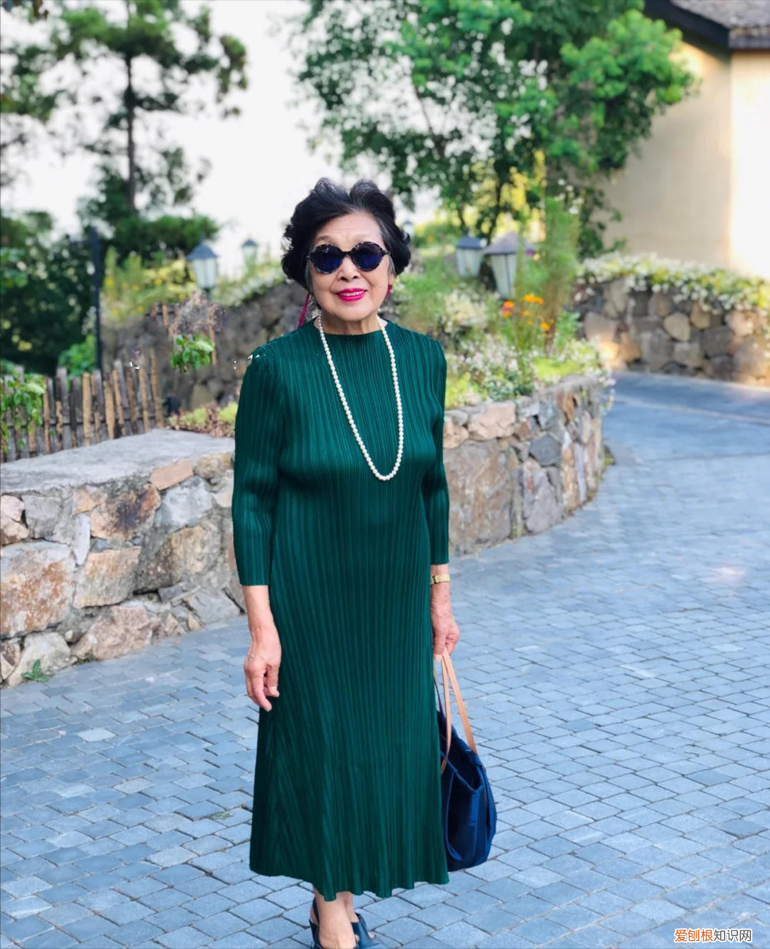 建议中年女人:夏季穿衣,一定要有这三处留白