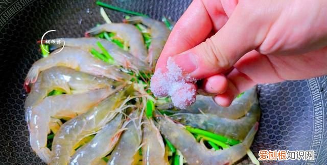 煮大虾时,不能直接加水煮!教您一妙招,虾肉鲜嫩又入味,太香了