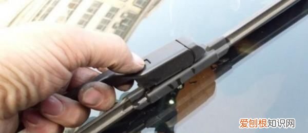 名图雨刮器怎么拆
