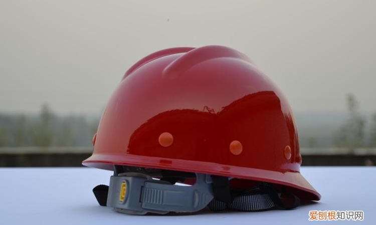 红安全帽代表什么,工地上红色安全帽代表什么