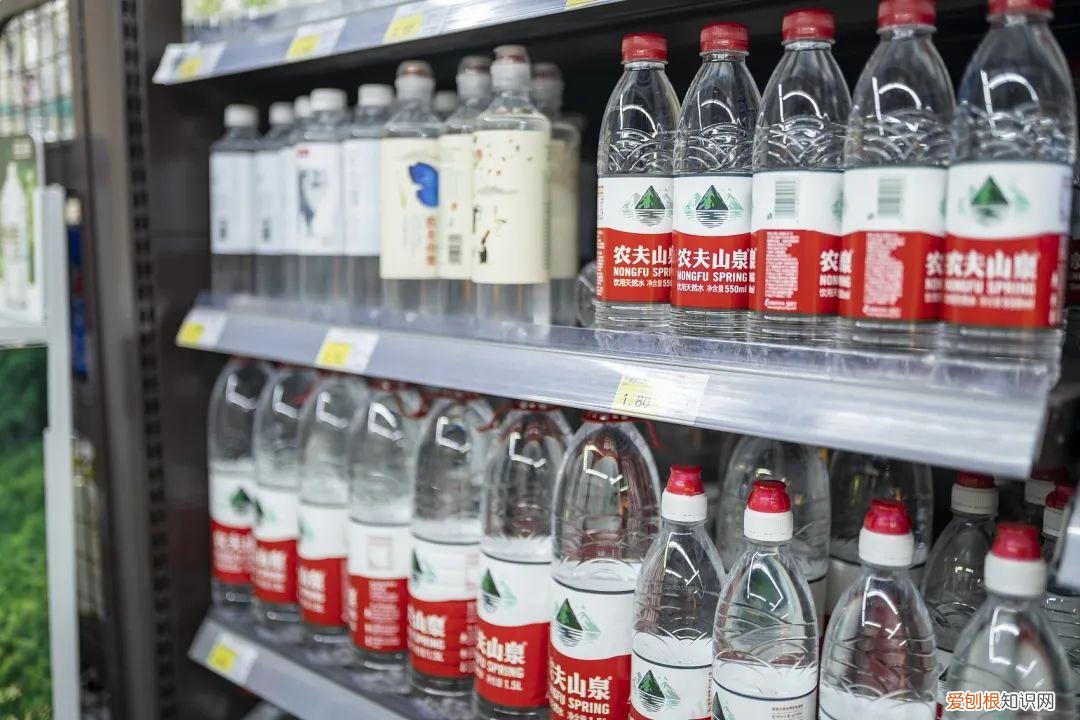 老大康师傅被挤出前三甲，农夫山泉怡宝提价上位