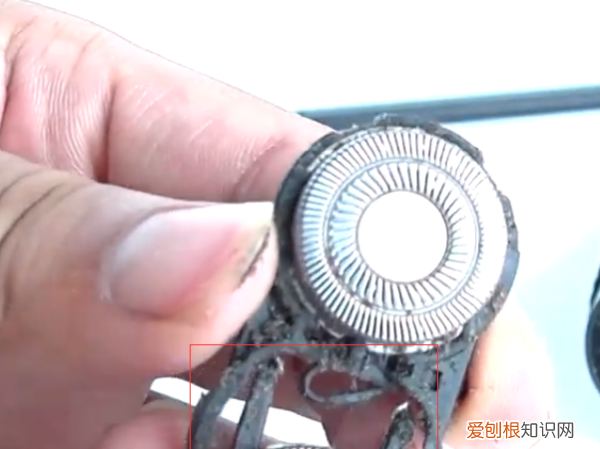 飞科剃须刀如何完全拆下来清理