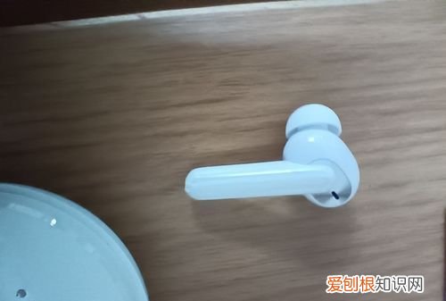 蓝牙耳机亮红灯是什么意思，蓝牙耳机亮红灯和绿灯是什么情况