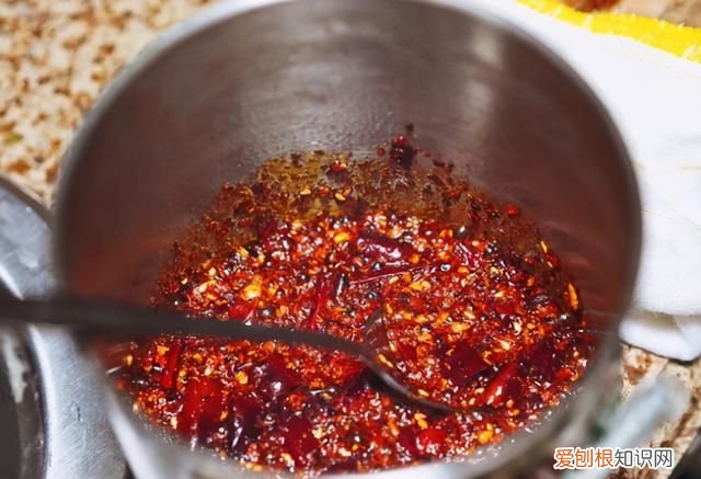 炸辣椒油时不要直接淋热油 炸辣椒油时万万不要直接浇热油