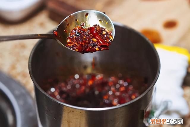 炸辣椒油时不要直接淋热油 炸辣椒油时万万不要直接浇热油