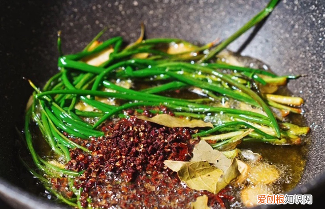炸辣椒油时不要直接淋热油 炸辣椒油时万万不要直接浇热油