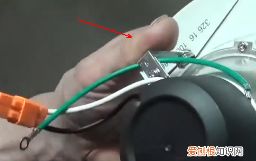 卫生间照明灯怎么更换，卫生间灯坏了怎么换视频