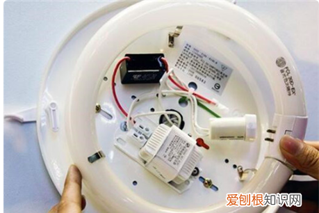卫生间照明灯怎么更换，卫生间灯坏了怎么换视频