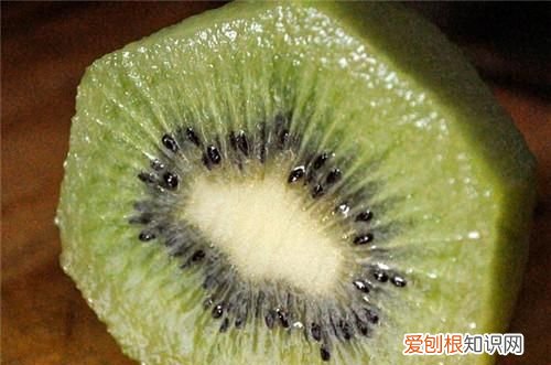 猕猴桃怎么催熟不会烂，猕猴桃买多了怎么样可以让它熟的慢点