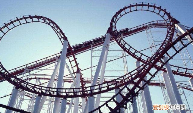 他们玩旋转木马 英文走一走吧)