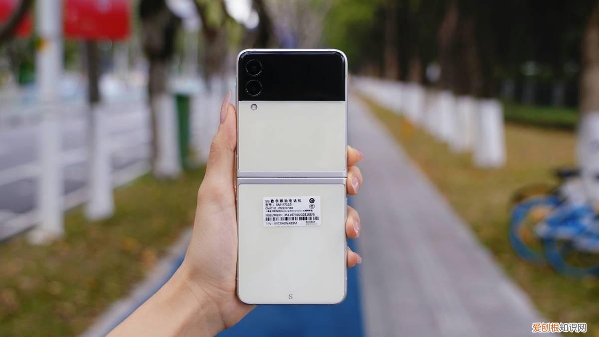手机你喜欢直的还是弯的？三星Z Flip3新体验