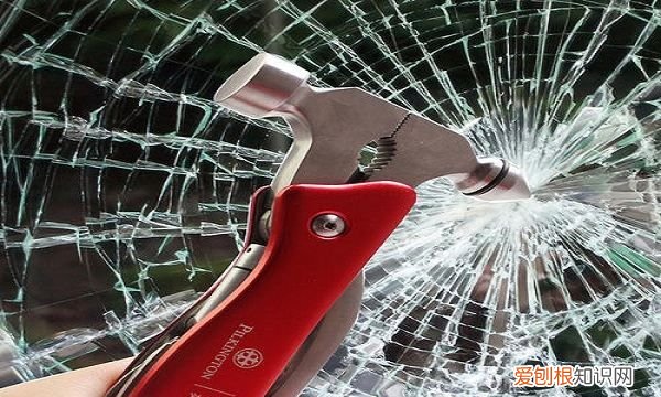 汽车安全锤使用方法,安全锤敲击玻璃的哪个部位