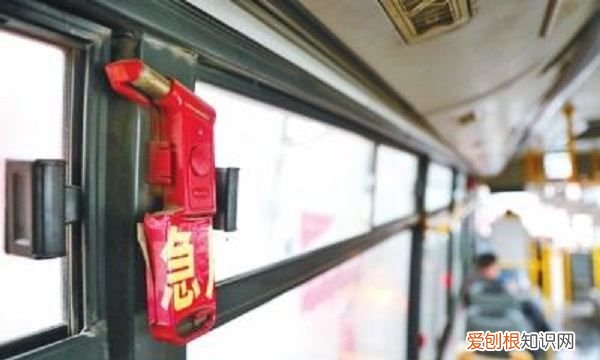 汽车安全锤使用方法,安全锤敲击玻璃的哪个部位