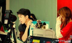 李佳琦携团队外出游玩！骑万元电动车