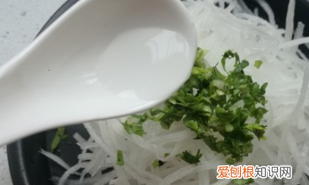 凉拌白萝卜的做法，怎样凉拌萝卜丝好吃又脆窍门