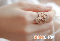 戒指戴在不同的手指上代表着什么 戒指戴中指的寓意是什么