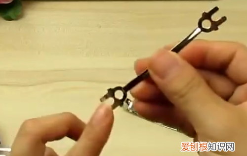 弹簧夹发饰怎么打开，蝴蝶结发夹弹簧夹怎么打开视频