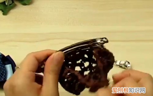 弹簧夹发饰怎么打开，蝴蝶结发夹弹簧夹怎么打开视频