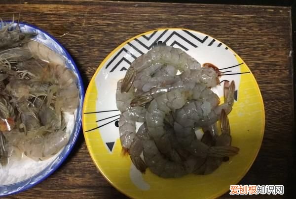 凤尾虾球的做法,油炸凤尾虾的家常做法