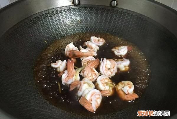 凤尾虾球的做法,油炸凤尾虾的家常做法